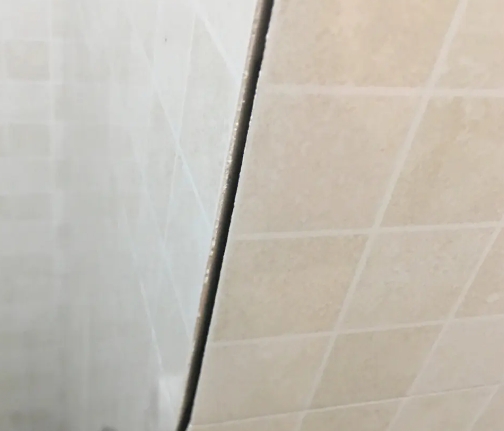 阳高瓷砖空鼓维修公司分享阳台瓷砖脱落的修复过程可以分为以下几个步骤