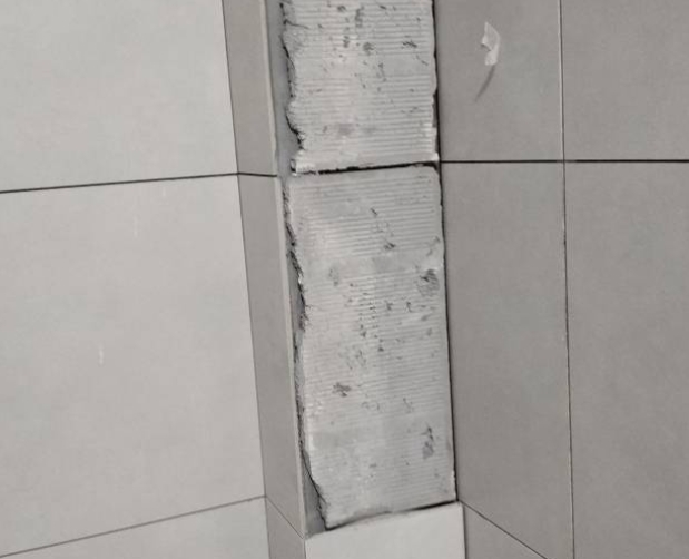阳高瓷砖空鼓维修公司分享下瓷砖施工前基层浇水润湿程度不足，可能导致以下问题